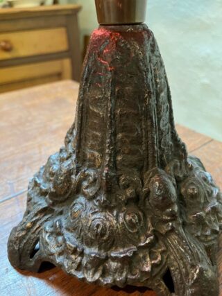 Victorian table lamp cast iron base patterned cut glass font - Image 3